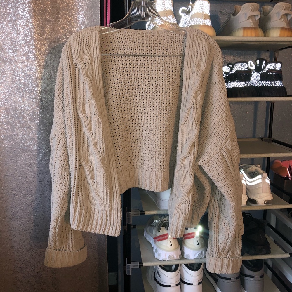 LIKE NEW CARDIGAN